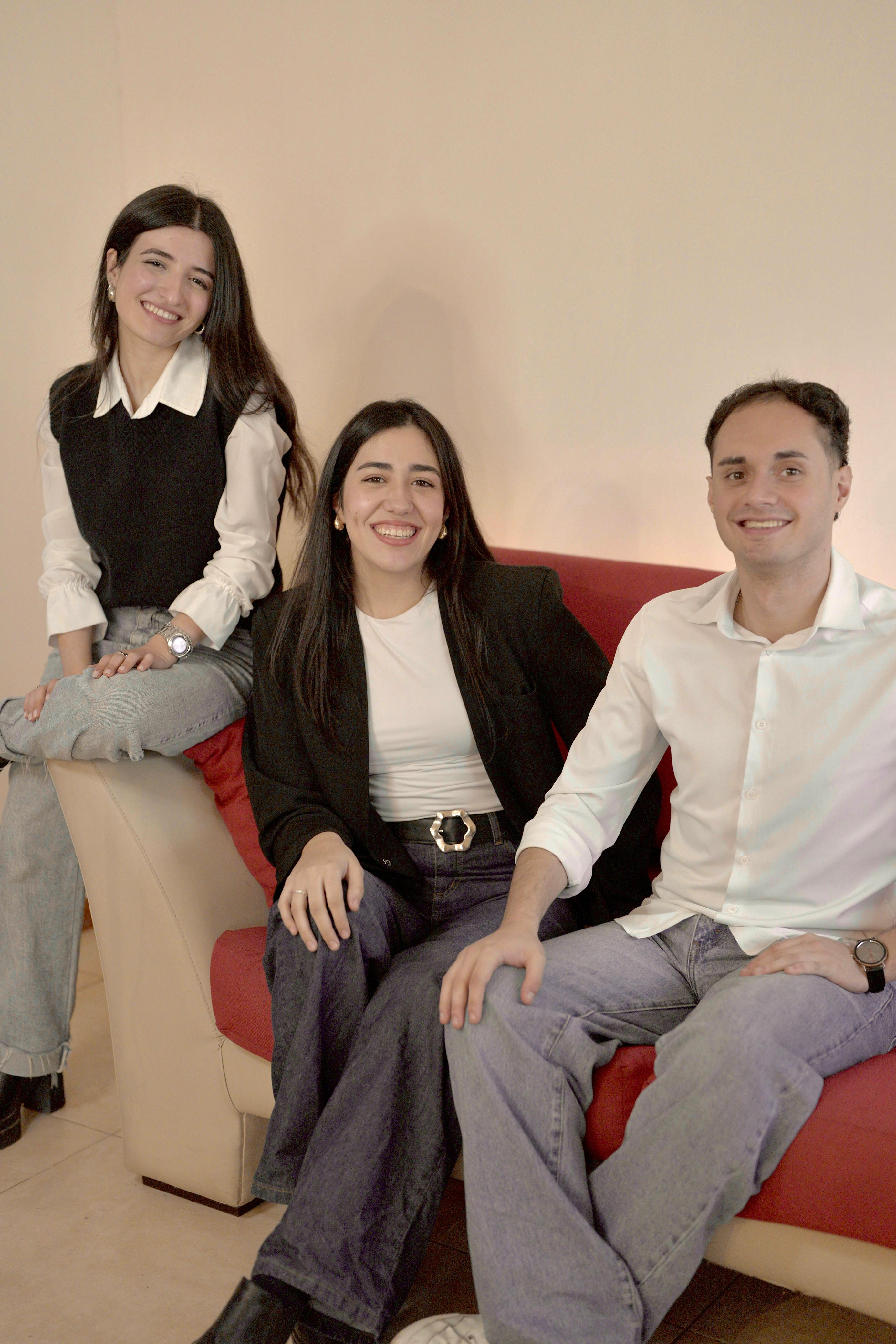Equipo LAZO - Tres profesionales trabajando juntos